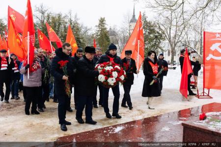 12 февраля кандидат в Президенты от КПРФ Николай Харитонов работает в Калуге