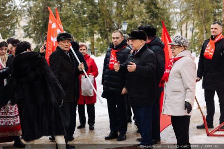 12 февраля кандидат в Президенты от КПРФ Николай Харитонов работает в Калуге