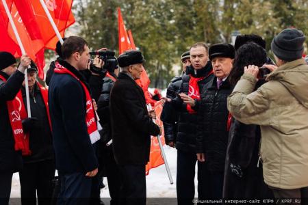 12 февраля кандидат в Президенты от КПРФ Николай Харитонов работает в Калуге