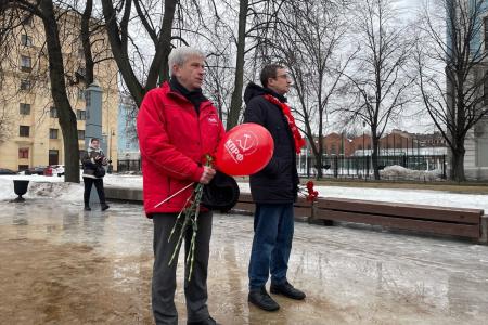 Коммунисты города трех революций встретили День создания РККА у «Авроры»
