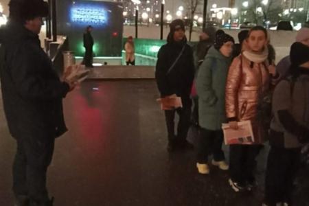 Москва. Коммунистическую прессу - в массы!