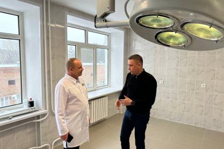Сенатор РФ Айрат Гибатдинов проверил ход ремонта Ульяновской городской клинической больницы
