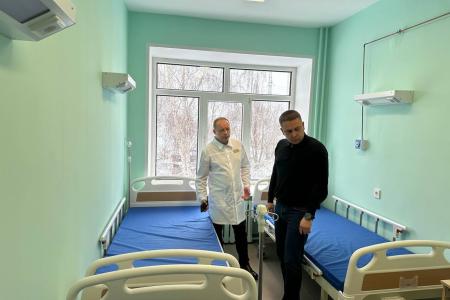 Сенатор РФ Айрат Гибатдинов проверил ход ремонта Ульяновской городской клинической больницы