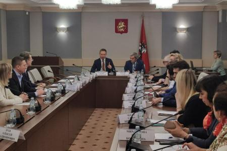 Покончить с морально-нравственным разложением молодёжи! Круглый стол в Мосгордуме