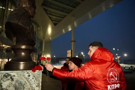 Нижегородские коммунисты возложили цветы к бюсту В.П. Чкалова