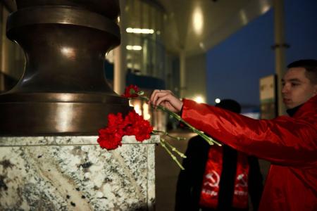 Нижегородские коммунисты возложили цветы к бюсту В.П. Чкалова