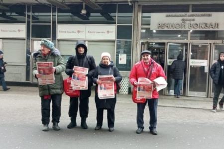 Москва. Коммунистическую прессу - в массы!