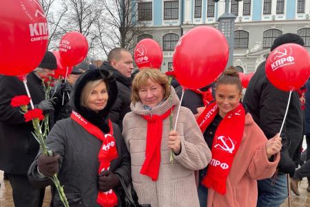 Коммунисты города трех революций встретили День создания РККА у «Авроры»
