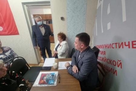 Депутаты-коммунисты Алексей Корниенко и Роман Кобызов провели встречу с жителями Райчихинска