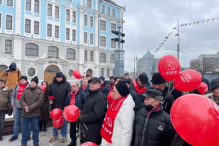 Коммунисты города трех революций встретили День создания РККА у «Авроры»