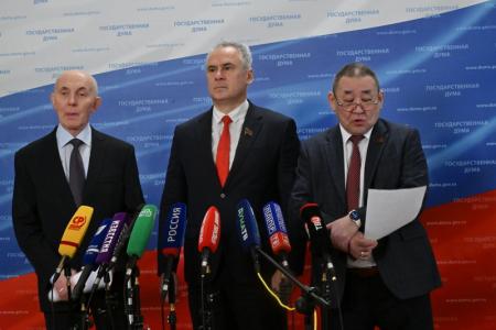 Е.И. Бессонов, П.Р. Аммосов и Ю.П. Синельщиков выступили перед журналистами в Госдуме
