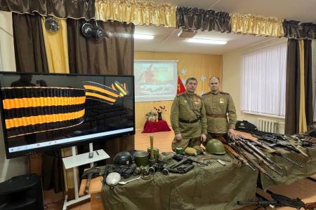 Нижегородские военные реконструкторы-коммунисты провели литературно-исторический «Урок Мужества» для школьников из села Валки Лысковского муниципального округа