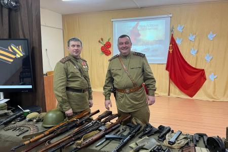 Нижегородские военные реконструкторы-коммунисты провели литературно-исторический «Урок Мужества» для школьников из села Валки Лысковского муниципального округа