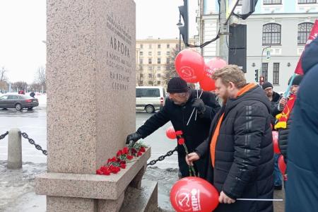 Коммунисты города трех революций встретили День создания РККА у «Авроры»