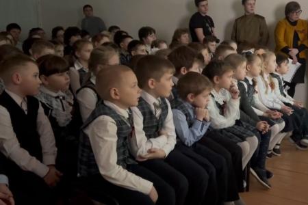 Нижегородские военные реконструкторы-коммунисты провели литературно-исторический «Урок Мужества» для школьников из села Валки Лысковского муниципального округа