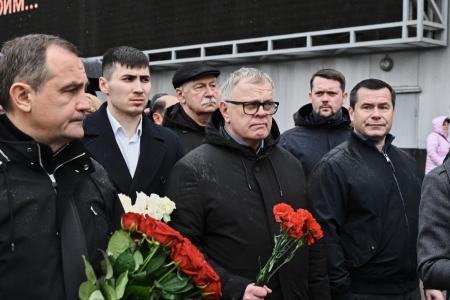 Руководитель фракции КПРФ в Мособлдуме Александр Наумов почтил память о погибших в «Крокус Сити Холле»