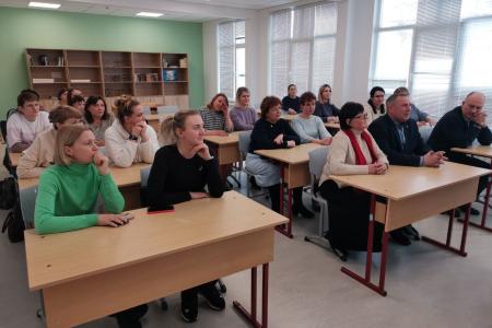 Московская область. Педагоги из города Озеры поблагодарили депутата КПРФ Александра Наумова за помощь в рамках инициативного бюджетирования