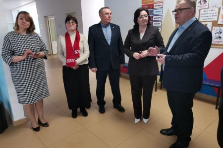 Московская область. Педагоги из города Озеры поблагодарили депутата КПРФ Александра Наумова за помощь в рамках инициативного бюджетирования