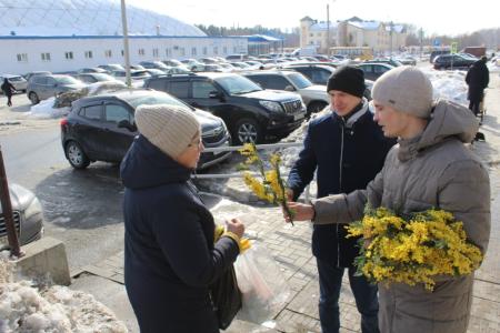 Коммунисты поздравили жительниц Пензы с Международным женским днём