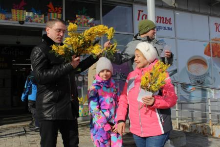 Коммунисты поздравили жительниц Пензы с Международным женским днём