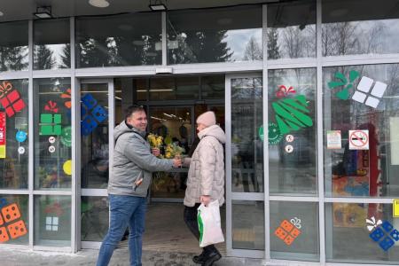 Коммунисты поздравили жительниц Пензы с Международным женским днём
