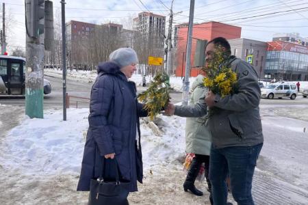 Коммунисты поздравили жительниц Пензы с Международным женским днём