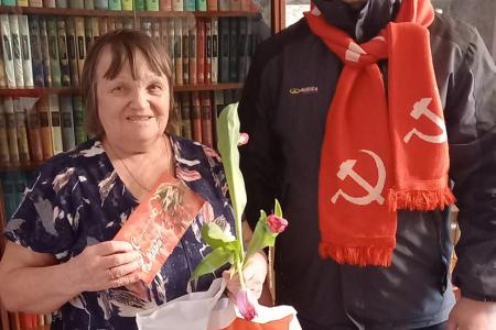 Калужские коммунисты поздравили женщин-ветеранов с праздником 8 Марта