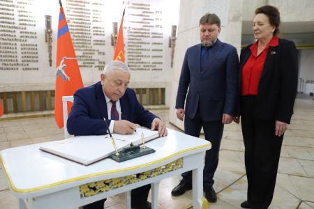 Кандидат в Президенты РФ Н.М. Харитонов вместе с делегацией КПРФ посетил в рамках рабочего визита в Сталинград музей-заповедник «Сталинградская битва»
