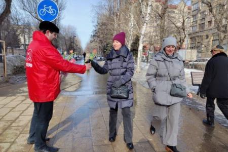 Коммунисты и комсомольцы поздравили жительниц Саратова с Международным женским днём