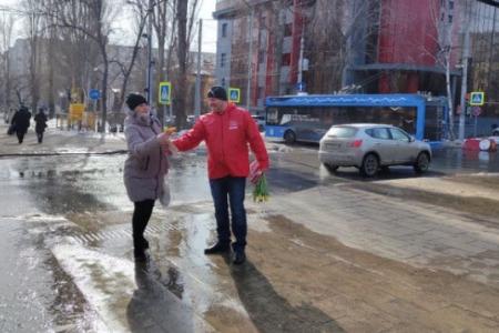 Коммунисты и комсомольцы поздравили жительниц Саратова с Международным женским днём