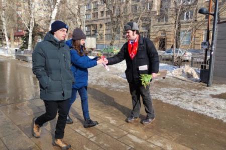 Коммунисты и комсомольцы поздравили жительниц Саратова с Международным женским днём