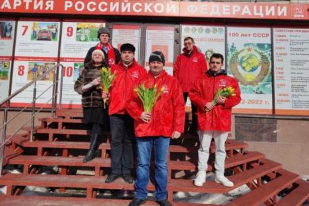 Коммунисты и комсомольцы поздравили жительниц Саратова с Международным женским днём
