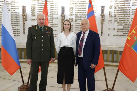 Кандидат в Президенты РФ Н.М. Харитонов вместе с делегацией КПРФ посетил в рамках рабочего визита в Сталинград музей-заповедник «Сталинградская битва»