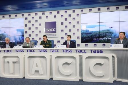 Олег Лебедев вместе с руководителем Рослесхоза Иваном Советниковым на пресс-конференции в ТАСС рассказали  о цифровизации лесного хозяйства России