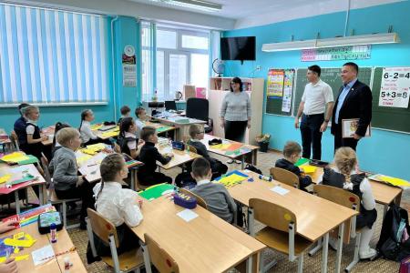Ульяновские коммунисты в преддверии самого весеннего и теплого праздника — 8 марта, традиционно поздравляют всех женщин!