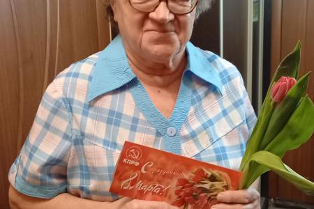 Калужские коммунисты поздравили женщин-ветеранов с праздником 8 Марта