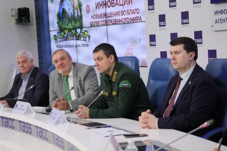 Олег Лебедев вместе с руководителем Рослесхоза Иваном Советниковым на пресс-конференции в ТАСС рассказали  о цифровизации лесного хозяйства России