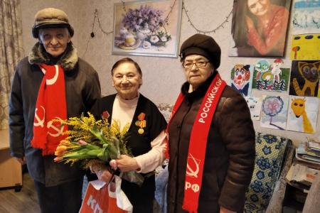 Калужские коммунисты поздравили женщин-ветеранов с праздником 8 Марта