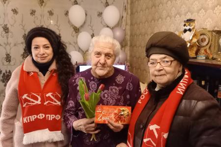 Калужские коммунисты поздравили женщин-ветеранов с праздником 8 Марта