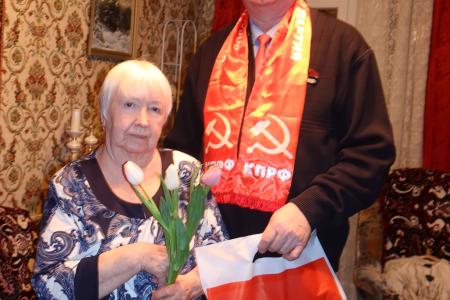 Калужские коммунисты поздравили женщин-ветеранов с праздником 8 Марта