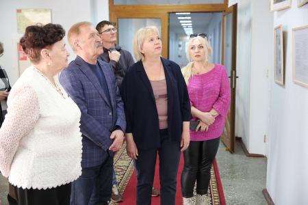 Мать Ростислава Журавлёва посетила выставку в Тюменской областной думе в память о военкоре Ростиславе Журавлеве