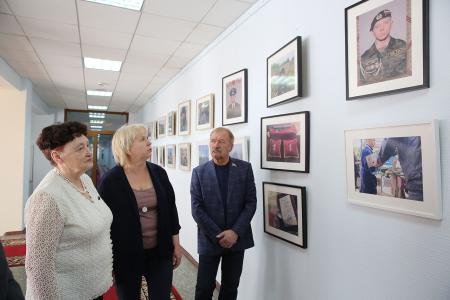 Мать Ростислава Журавлёва посетила выставку в Тюменской областной думе в память о военкоре Ростиславе Журавлеве