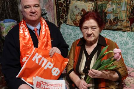 Калужские коммунисты поздравили женщин-ветеранов с праздником 8 Марта