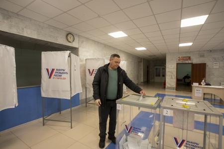 Вице-спикер парламента Калмыкии Николай Нуров проголосовал на своем избирательном участке