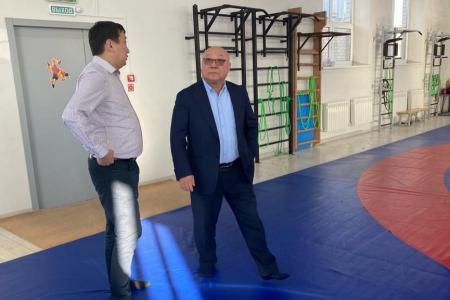 Глава фракции КРО КПРФ в парламенте Калмыкии Николай Нуров «проинспектировал» социальные объекты в Кетченеровском районе