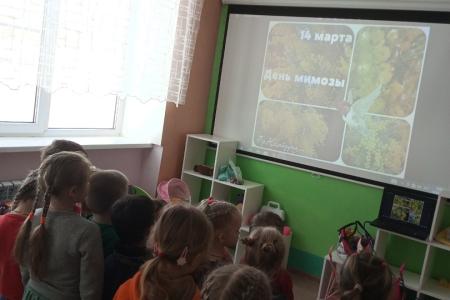 Воронежская область. В Перелешинском детском саду появилась новая мебель. Об этом в Год семьи позаботились депутаты от КПРФ Сергей Гаврилов и Денис Рослик