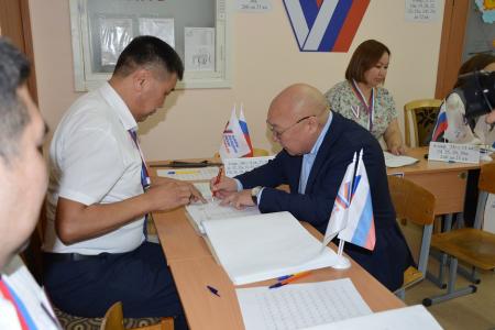 Вице-спикер парламента Калмыкии Николай Нуров проголосовал на своем избирательном участке