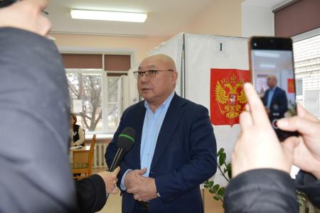 Вице-спикер парламента Калмыкии Николай Нуров проголосовал на своем избирательном участке
