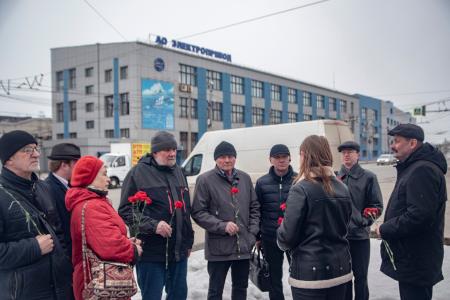 Кировчане возложили цветы к памятникам С.М. Кирову в связи с его Днём рождения