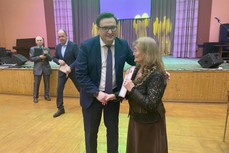 Коммунисты Калининграда поздравили тружениц с наступающим 8 марта